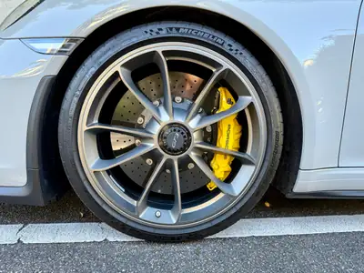 Porsche 911 GT3 — Légendaire coupé sportif, 500 ch et seulement 10'500 km — Heckansicht