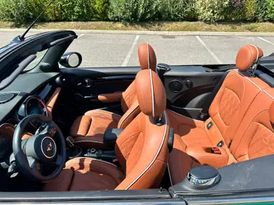 MINI Cooper S Cabriolet Resolute Edition — Décapotable sportive, à peine rodée — fianco