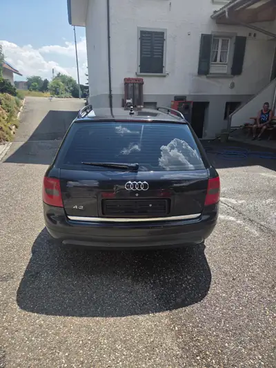 Audi A6 4.2 quattro — Berline prestige allemande, 300 ch et transmission tiptronic — arrière