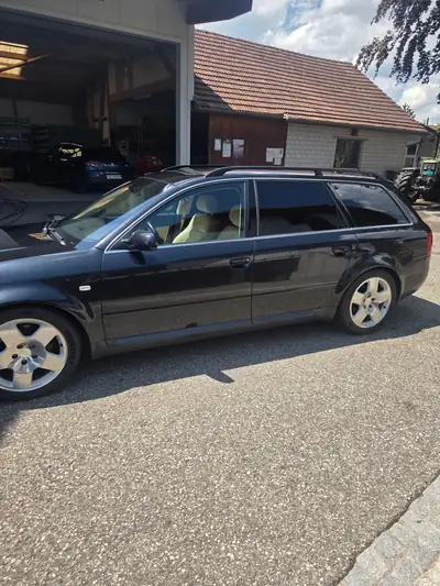 Audi A6 4.2 quattro — Berline prestige allemande, 300 ch et transmission tiptronic — côté