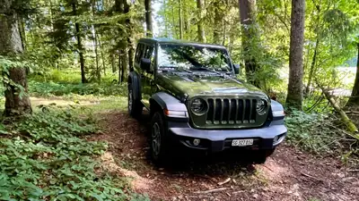 Jeep Wrangler 2.0 Sport Automatic — SUV emblématique, 272 ch, entretien irréprochable — exterior view