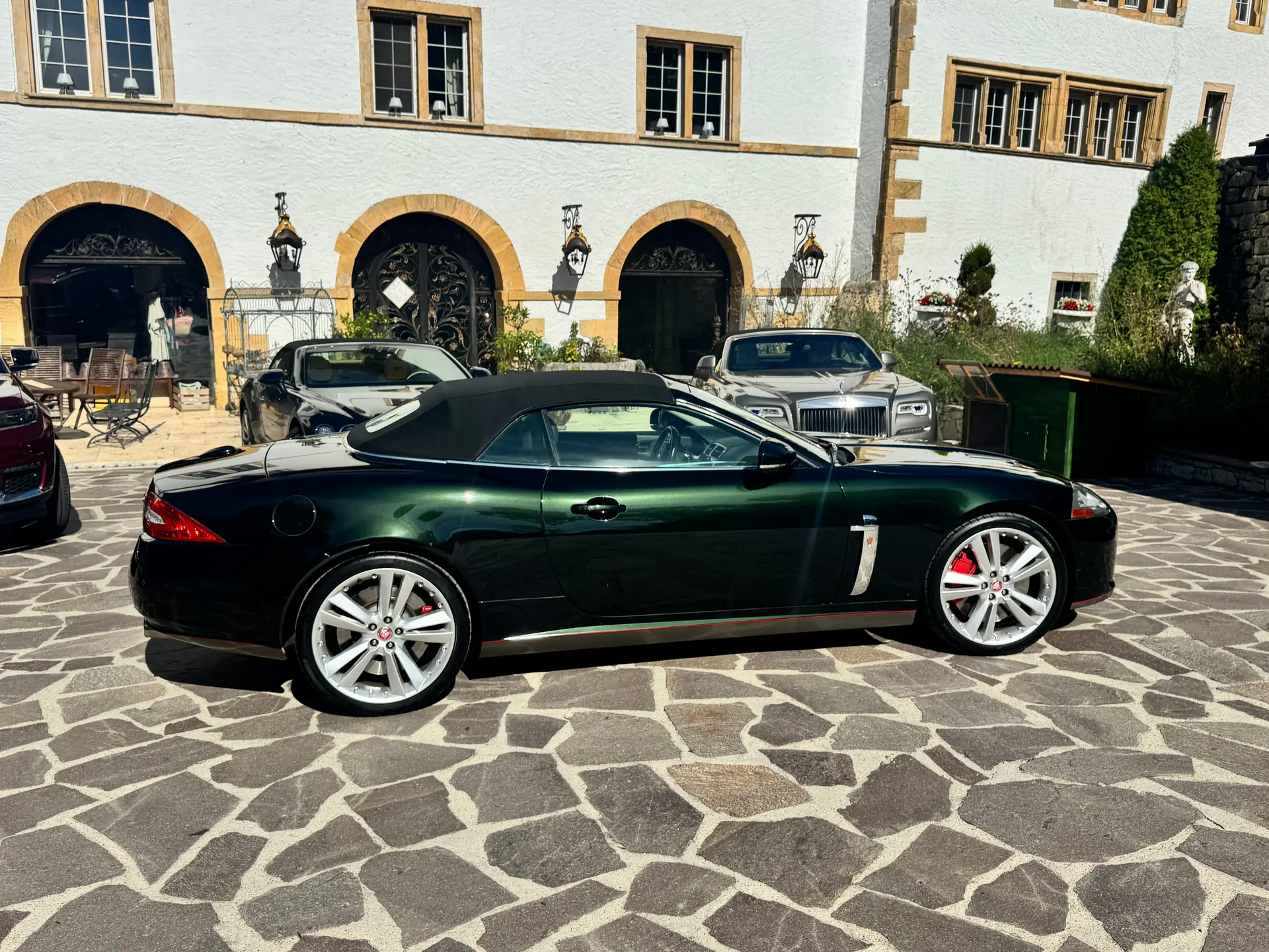 Jaguar XK XKR 5.0 V8 SC — Cabriolet de prestige, 510 ch et seulement 57'000 km — vue extérieure