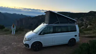 VW T6.1 California Ocean Edition — Camping-car premium, 84 000 km, diesel automatique — Heckansicht