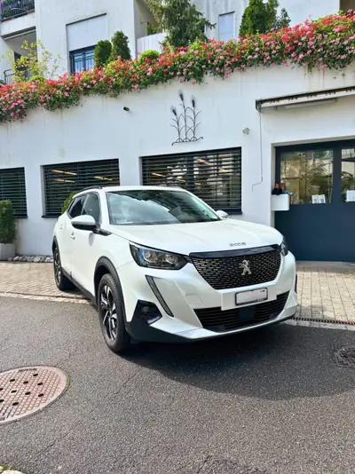 Peugeot 2008 1.2 PureTech Allure Pack — SUV compact 2022, peu kilométré avec équipements premium — vue extérieure