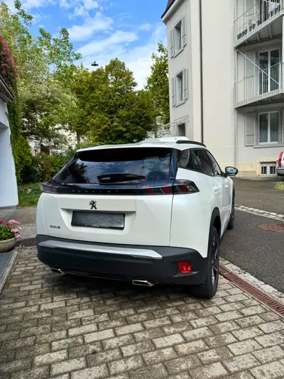 Peugeot 2008 1.2 PureTech Allure Pack — SUV compact 2022, peu kilométré avec équipements premium — côté