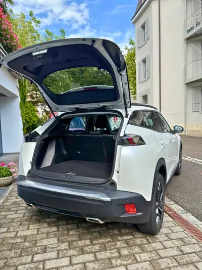 Peugeot 2008 1.2 PureTech Allure Pack — SUV compact 2022, peu kilométré avec équipements premium — arrière