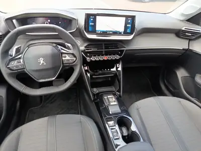 Peugeot 2008 1.2 PureTech Allure Pack — SUV compact 2022, peu kilométré avec équipements premium — détail