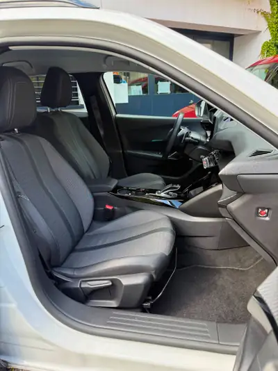 Peugeot 2008 1.2 PureTech Allure Pack — SUV compact 2022, peu kilométré avec équipements premium — tableau de bord
