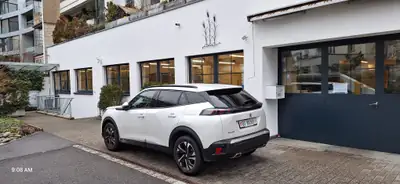 Peugeot 2008 1.2 PureTech Allure Pack — SUV compact 2022, peu kilométré avec équipements premium — Miniature 8