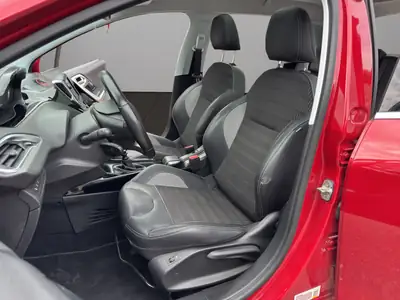 Peugeot 2008 1.6 BlueHDi Allure — SUV urbain efficient, toit panoramique et caméra de recul — Thumbnail 9