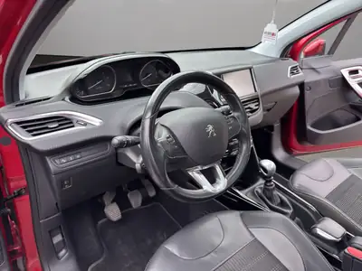 Peugeot 2008 1.6 BlueHDi Allure — SUV urbain efficient, toit panoramique et caméra de recul — Thumbnail 10