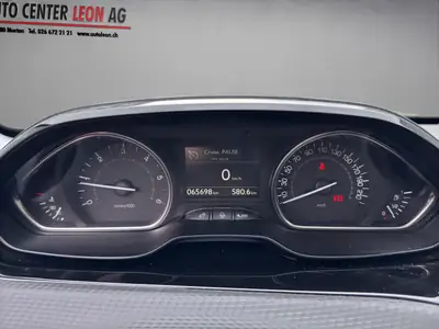 Peugeot 2008 1.6 BlueHDi Allure — SUV urbain efficient, toit panoramique et caméra de recul — Thumbnail 11