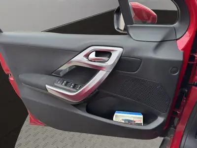Peugeot 2008 1.6 BlueHDi Allure — SUV urbain efficient, toit panoramique et caméra de recul — Thumbnail 12