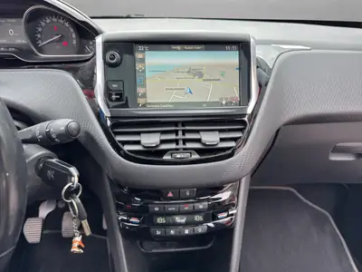 Peugeot 2008 1.6 BlueHDi Allure — SUV urbain efficient, toit panoramique et caméra de recul — Thumbnail 15