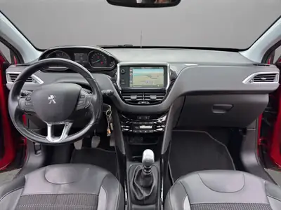 Peugeot 2008 1.6 BlueHDi Allure — SUV urbain efficient, toit panoramique et caméra de recul — Thumbnail 14