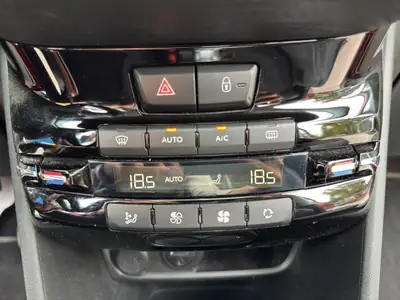 Peugeot 2008 1.6 BlueHDi Allure — SUV urbain efficient, toit panoramique et caméra de recul — Thumbnail 16