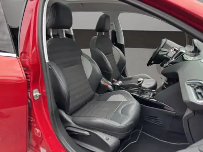 Peugeot 2008 1.6 BlueHDi Allure — SUV urbain efficient, toit panoramique et caméra de recul — Thumbnail 17