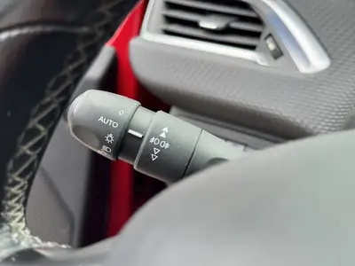 Peugeot 2008 1.6 BlueHDi Allure — SUV urbain efficient, toit panoramique et caméra de recul — Thumbnail 21