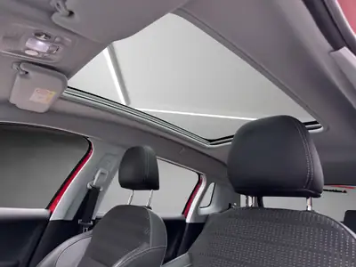 Peugeot 2008 1.6 BlueHDi Allure — SUV urbain efficient, toit panoramique et caméra de recul — Thumbnail 20