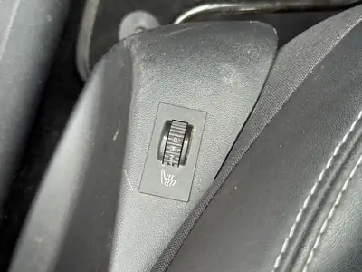 Peugeot 2008 1.6 BlueHDi Allure — SUV urbain efficient, toit panoramique et caméra de recul — Thumbnail 23