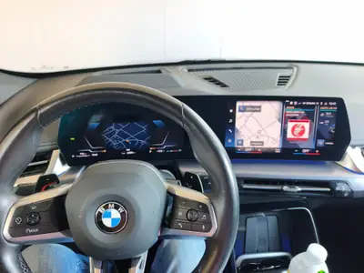 BMW X1 xDrive 23i 48V M Sport — SUV compact hybride, design sportif et efficacité énergétique — Miniatur 8