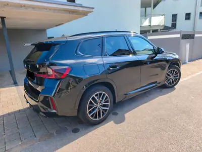 BMW X1 xDrive 23i 48V M Sport — SUV compact hybride, design sportif et efficacité énergétique — Miniatur 11