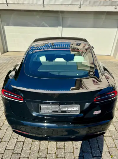 Tesla Model S Plaid 2025 — 1267 ch, ultra-performance électrique, 6500 km seulement — vista posteriore