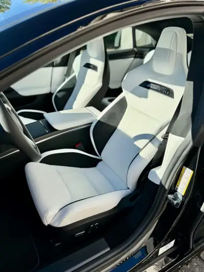 Tesla Model S Plaid 2025 — 1267 ch, ultra-performance électrique, 6500 km seulement — interni