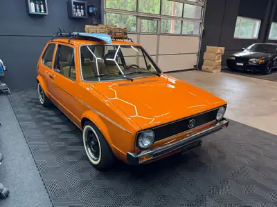 VW Golf 1 GLS 1976 — Classique restauré, géométrie Kw, pièce de collection — side view