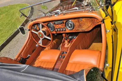 Morgan PLUS 8 1975 — Roadster britannique légendaire, 64'000 km — Seitenansicht