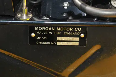 Morgan PLUS 8 1975 — Roadster britannique légendaire, 64'000 km — Heckansicht