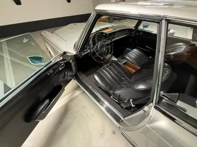 Mercedes-Benz SL 280 Pagode — Chef-d'œuvre cabriolet des années 60, Matching Numbers — Miniature 12