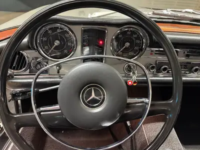Mercedes-Benz SL 280 Pagode — Chef-d'œuvre cabriolet des années 60, Matching Numbers — Miniature 14
