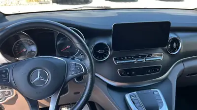 Mercedes-Benz V 300 d — Monospace premium 4Matic, entretien officiel impeccable — Innenraum