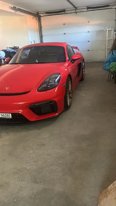 Porsche 718 Cayman S — Coupé sportif 350 ch, rouge métallisé, 46'000 km — côté