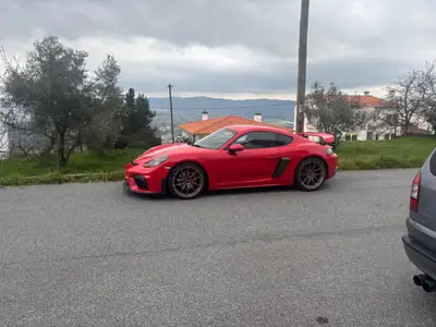Porsche 718 Cayman S — Coupé sportif 350 ch, rouge métallisé, 46'000 km — arrière