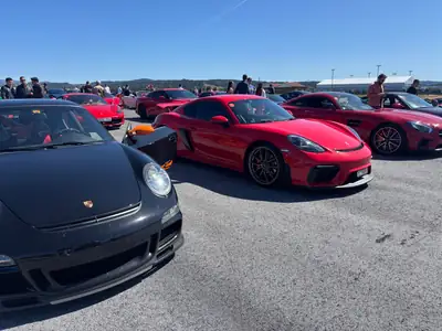 Porsche 718 Cayman S — Coupé sportif 350 ch, rouge métallisé, 46'000 km — intérieur
