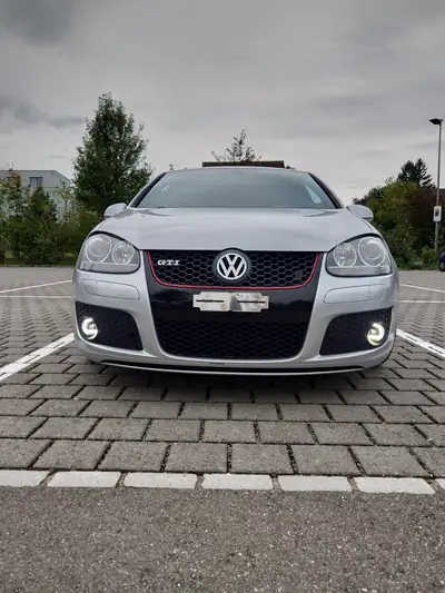 VW Golf 2.0 TFSI GTI — Sportive compacte, 200 ch et transmission manuelle — Heckansicht