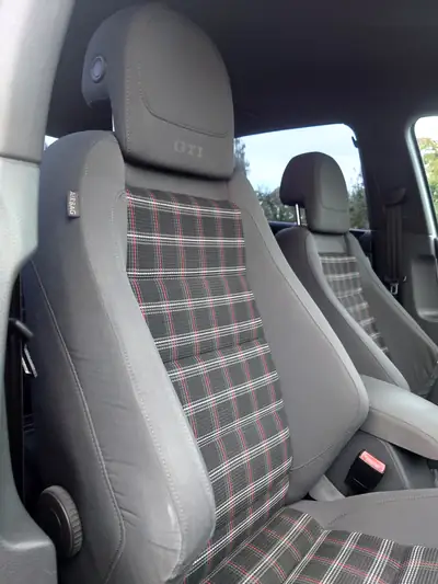 VW Golf 2.0 TFSI GTI — Sportive compacte, 200 ch et transmission manuelle — Miniatur 8
