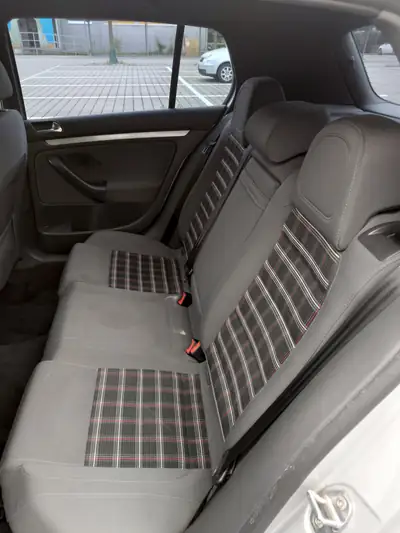 VW Golf 2.0 TFSI GTI — Sportive compacte, 200 ch et transmission manuelle — Miniatur 9