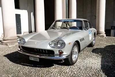 Ferrari 330 GT 2+2 — Chef-d'œuvre des années 1960, 300 ch et seulement 56'000 km — Miniatur 19