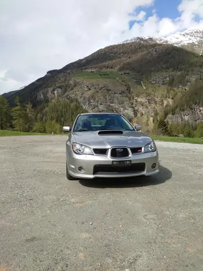 Subaru Impreza WRX STI 2.5 Turbo 4WD — Berline sportive légendaire, échappement Invidia certifié — vue extérieure