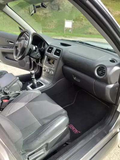Subaru Impreza WRX STI 2.5 Turbo 4WD — Berline sportive légendaire, échappement Invidia certifié — intérieur