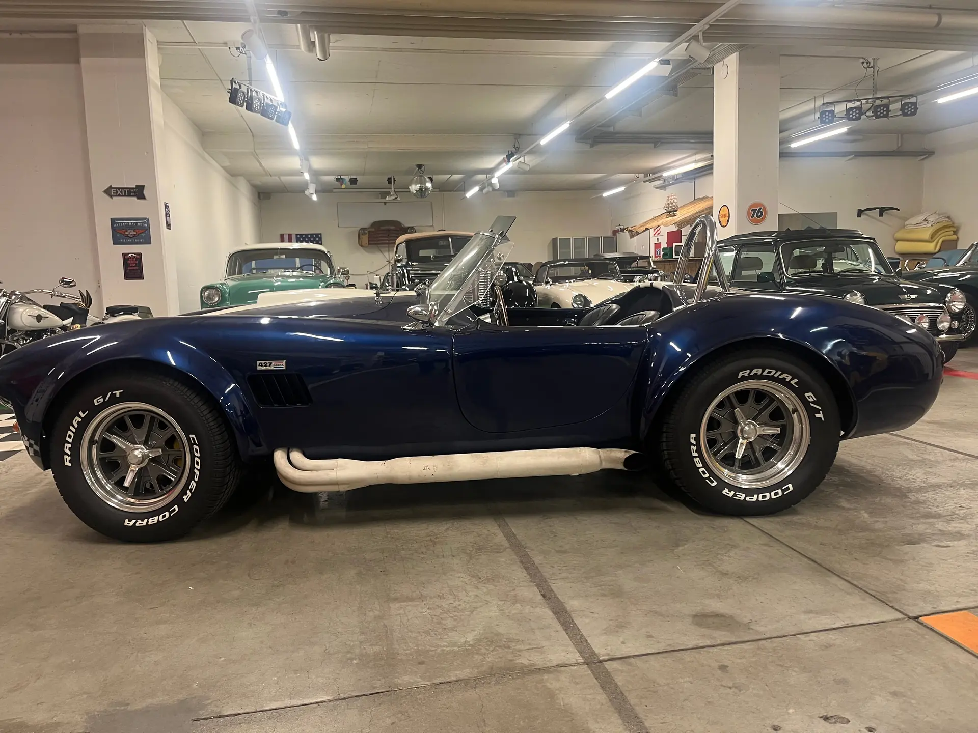 AC Cobra 427 s/c — Légendaire cabriolet de 1966, clone authentique bleu et blanc — vista esterna