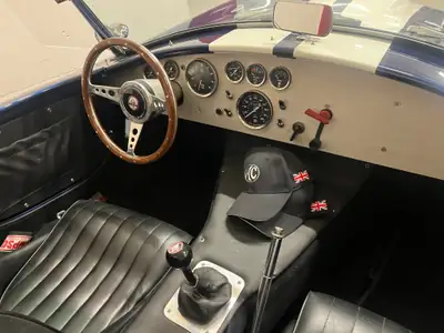 AC Cobra 427 s/c — Légendaire cabriolet de 1966, clone authentique bleu et blanc — fianco