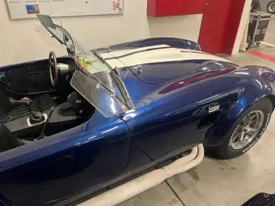 AC Cobra 427 s/c — Légendaire cabriolet de 1966, clone authentique bleu et blanc — dettaglio