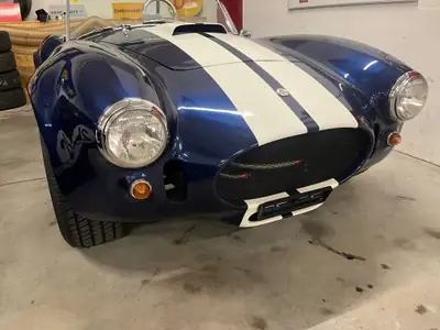 AC Cobra 427 s/c — Légendaire cabriolet de 1966, clone authentique bleu et blanc — cruscotto