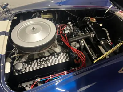 AC Cobra 427 s/c — Légendaire cabriolet de 1966, clone authentique bleu et blanc — Miniatura 7