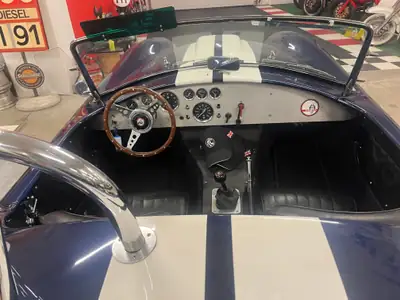 AC Cobra 427 s/c — Légendaire cabriolet de 1966, clone authentique bleu et blanc — Miniatura 9