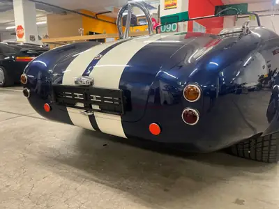 AC Cobra 427 s/c — Légendaire cabriolet de 1966, clone authentique bleu et blanc — Miniatura 10